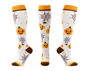 Vue détaillée des chaussettes de compression Halloween avec motifs citrouille et toile