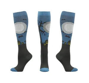 Trois vues de chaussettes de compression Halloween avec motifs de citrouille et de chauve-souris