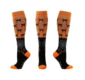 Vue détaillée des chaussettes de compression Halloween avec chat noir et toile d'araignée.