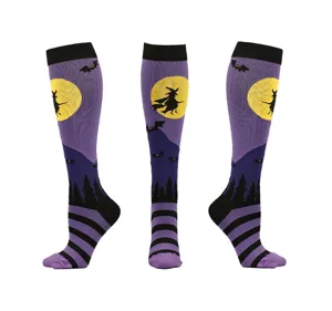 Vue détaillée des chaussettes de compression Halloween violettes avec motifs sorcière.