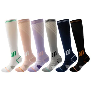 Set van 6 kleurrijke kniehoge sportcompressiekousen voor hardlopen en fitness.