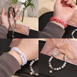 Detaillierte Makroansicht von 8mm und 10mm matten Harzperlen für handgefertigte Armbänder