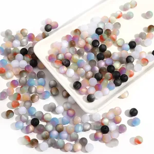 Nahaufnahme bunter matter irisierender Harzperlen für DIY-Schmuck und Basteln