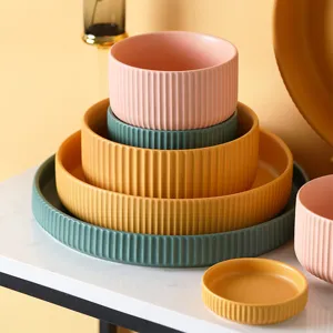 Elegante set di stoviglie nordiche in ceramica con trama a costine in tonalità Morandi