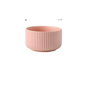 Ciotola in ceramica rosa in stile nordico moderno con elegante design a strisce verticali.