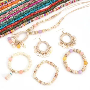Dettaglio di dischi di conchiglia colorati e set di accessori per gioielli boho