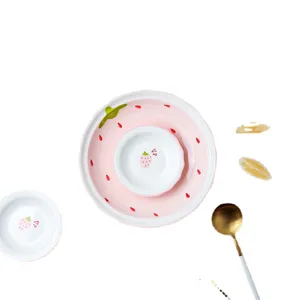 Lindo juego de vajilla de cerámica con fresas, cuencos y platos rosas
