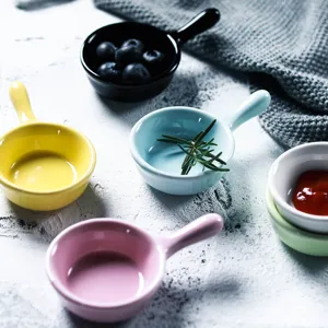 Mini coupelles à sauce en céramique colorées avec poignées dans un cadre de cuisine premium