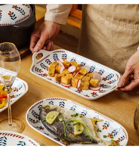 Ensemble de vaisselle rétro en céramique japonaise avec motifs floraux sur table à manger.