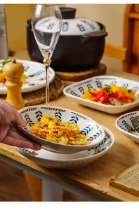 Bol en céramique rétro japonais avec motif de feuilles dans une scène de repas