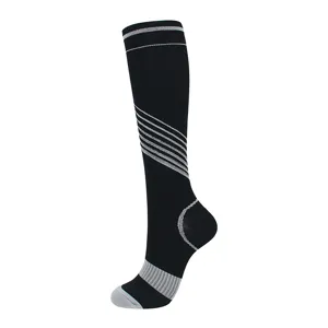 Chaussettes de compression noires avec rayures grises pour sport et soutien mollet