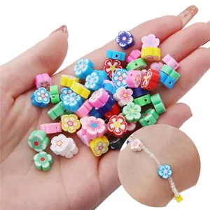 Detalle de cuentas de flores de arcilla polimérica de colores para pulseras y joyería DIY