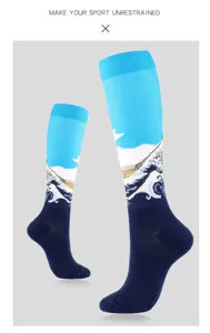 Detailweergave van sportcompressiekousen met de print De grote golf bij Kanagawa
