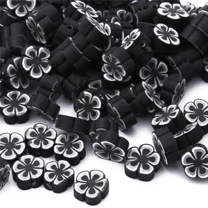 Primer plano detallado de cuentas de flores de arcilla polimérica en blanco y negro DIY