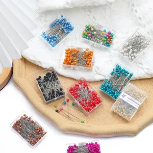 Diverse doosjes kleurrijke parelkopspelden voor naaien en creatieve DIY-knutseldetails