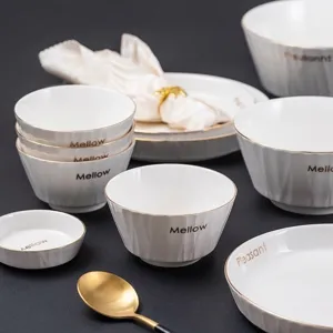 Nordisches Keramik-Geschirr-Set mit Goldrand und elegantem geriffeltem Textur-Design.