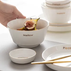 Elegantes weißes Keramikschüssel-Set mit Goldrand und minimalistischem Aufdruck.