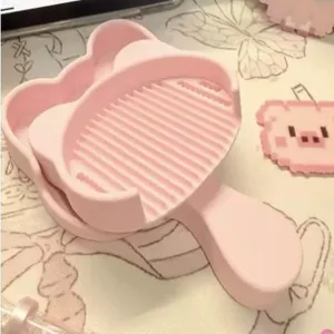 Détail d'un joli plateau à perles rose en forme de chat pour le bricolage créatif DIY