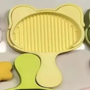 Gros plan d'une pelle jaune en forme de chat pour outils de perles à repasser DIY