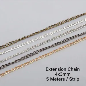 Primer plano de cadenas de extensión de metal 4x3mm en varios colores para joyería DIY