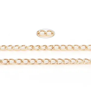 Primer plano de eslabones de cadena de metal dorado para la creación de joyas y accesorios.