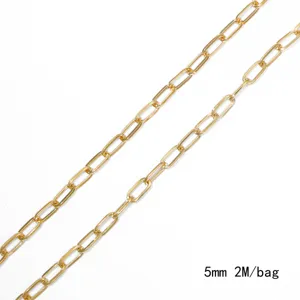 Primer plano de una cadena de clips dorada de 5 mm para la fabricación de joyas DIY