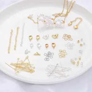 Detalle que muestra diversos accesorios para fabricar joyas en oro y plata sobre un plato blanco