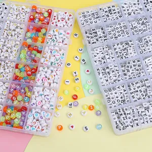 Gedetailleerd overzicht van kleurrijke acryl alfabet kralensets in opbergdozen voor sieraden