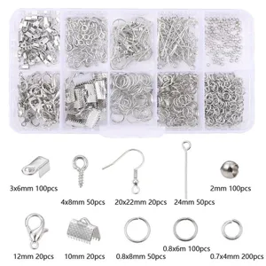 Nahaufnahme eines DIY-Schmucksets mit verschiedenen silberfarbenen Verschlüssen