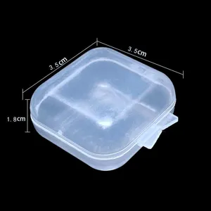 Vista dettagliata che mostra le dimensioni di 3,5 cm x 1,8 cm di questa scatola