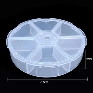 Dettaglio della scatola rotonda trasparente a 7 scomparti per gioielli, 7,7 cm x 1,9 cm