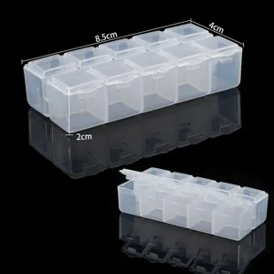 Dettaglio delle scatole portaoggetti in plastica trasparente a 7 e 10 scomparti.