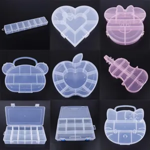 Scatole trasparenti in plastica per gioielli e perline in varie forme per organizzazione.
