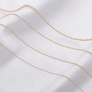 Λεπτομέρεια από χρυσές χάλκινες αλυσίδες 14K σε διάφορα μεγέθη για χειροποίητα κοσμήματα