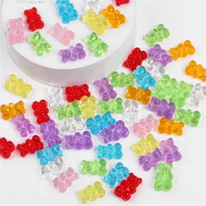 Vista detallada de dijes de ositos de acrílico transparente de colores para joyería DIY