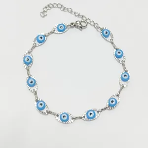 Vista dettagliata di un bracciale in acciaio inossidabile argento con ciondoli malocchio.