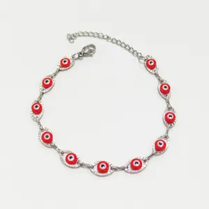 Dettaglio del bracciale in acciaio inossidabile con perle rosse Evil Eye e montatura argento