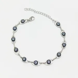 Dettaglio del bracciale in acciaio inossidabile con malocchio e catena regolabile