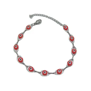 Bracciale portafortuna con occhio del diavolo rosso in acciaio inossidabile su sfondo bianco