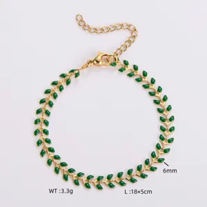 Bracciale a lisca di pesce in acciaio inossidabile dorato con smalto verde, 6 mm dettaglio.