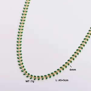 Primo piano della collana a spina di pesce in smalto verde, larga 6mm e lunga 45+5cm.