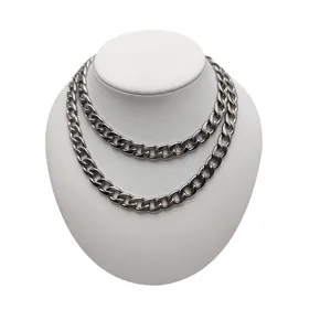 Elegante collana a catena barbazzale in acciaio inossidabile su busto da esposizione bianco