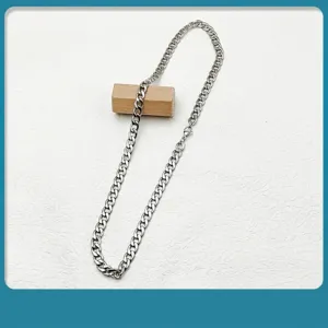 Collana a catena barbazzale NK minimalista in acciaio inossidabile unisex su sfondo bianco