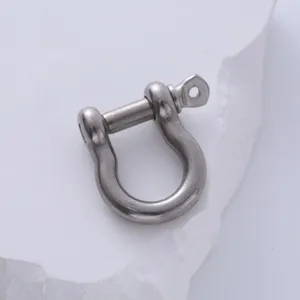 Primo piano di un grillo a U in acciaio inossidabile per accessori fai da te per borse