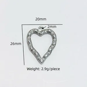 Vue détaillée du pendentif cœur en acier inoxydable avec dimensions et poids précis