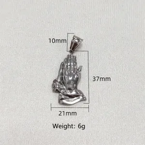 Detalle macro del colgante de manos en oración de acero con medidas y peso de 6g