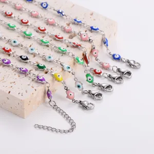 Vista dettagliata di braccialetti Hamsa in acciaio inossidabile colorati con malocchio