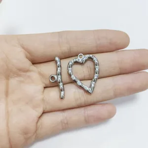 Vue macro de composants de fermoir OT en forme de cœur en acier inoxydable pour bijoux DIY