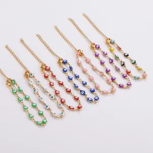 Vista dettagliata di sette braccialetti mano di Fatima in acciaio inossidabile dorato in vari colori