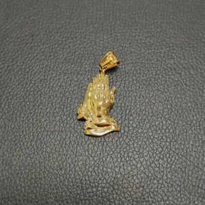 Detalle del colgante de manos en oración de acero inoxidable dorado sobre cuero